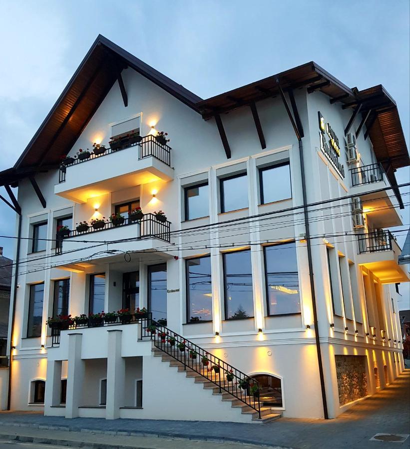 Hotel Buchenland Gura Humorului Exteriör bild