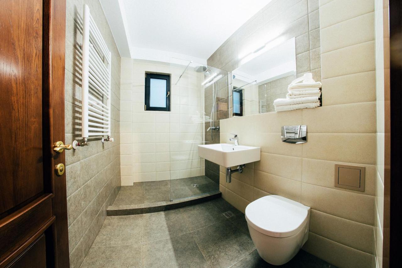 Hotel Buchenland Gura Humorului Exteriör bild
