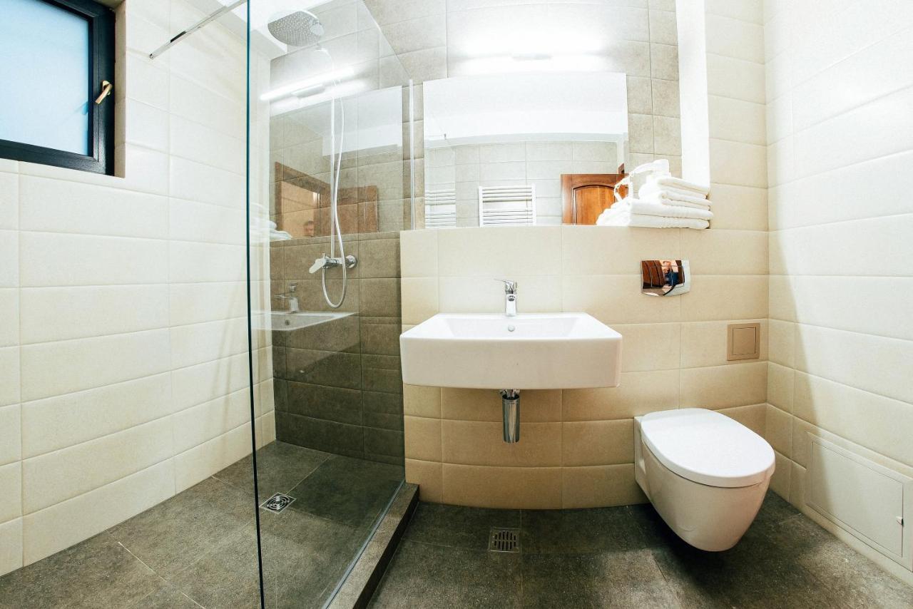 Hotel Buchenland Gura Humorului Exteriör bild